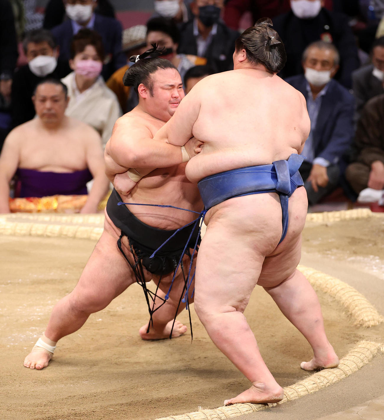 逸ノ城（右）を押し出しで破る貴景勝（撮影・鈴木正人）