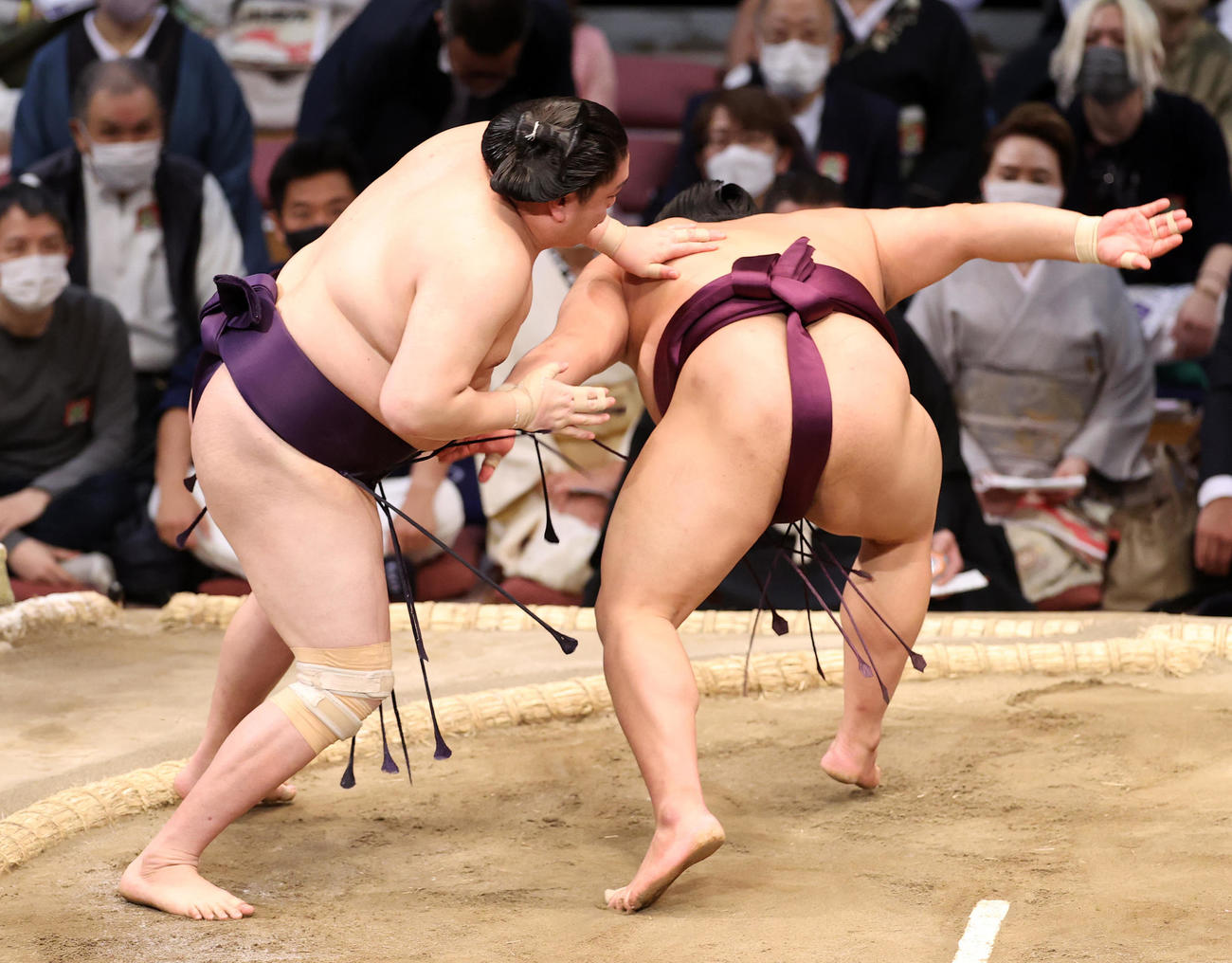 平戸海（右）をはたき込みで破る一山本（撮影・鈴木正人）