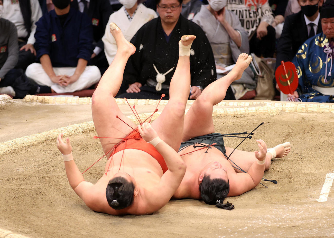 翠富士（右）をかわず掛けで破る豊昇龍（撮影・鈴木正人）