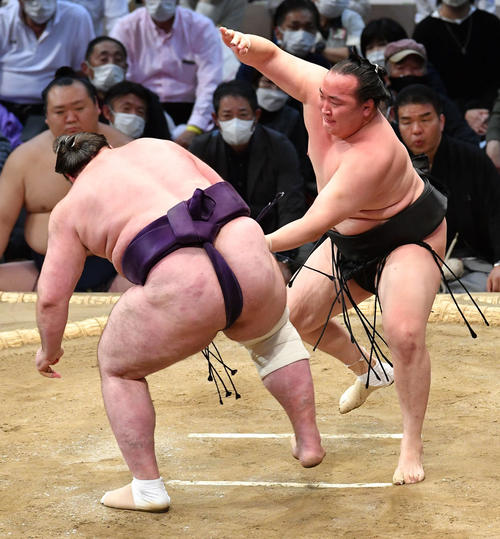 栃ノ心（左）の背後をとる千代翔馬（撮影・岩下翔太）