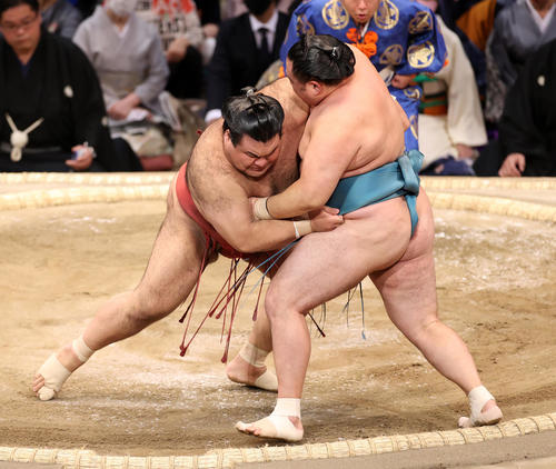 玉鷲（右）を寄り切りで破る高安（撮影・鈴木正人）