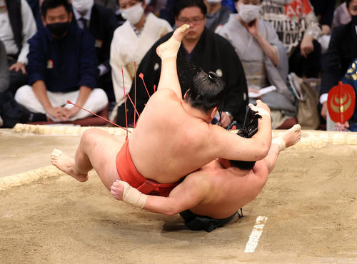 翠富士（右）をかわず掛けで破る豊昇龍（撮影・鈴木正人）