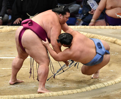 御嶽海（左）は翔猿を突き落としで破る（撮影・岩下翔太）