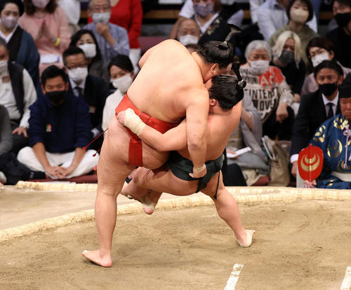 翠富士（右）をかわず掛けで破る豊昇龍（撮影・鈴木正人）