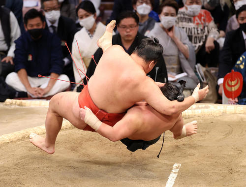 翠富士（右）をかわず掛けで破る豊昇龍（撮影・鈴木正人）