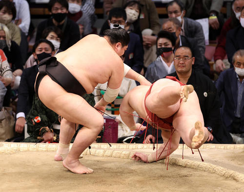 隆の勝（右）をはたき込みで破る阿炎（撮影・鈴木正人）