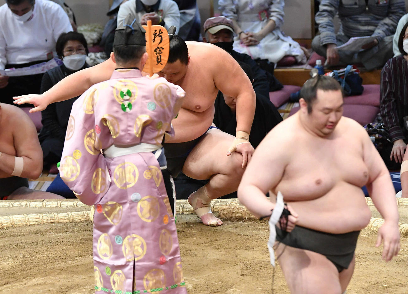 寄り切りで白鷹山（右）を破り、勝ち名のりを受ける朝乃山（撮影・岩下翔太）
