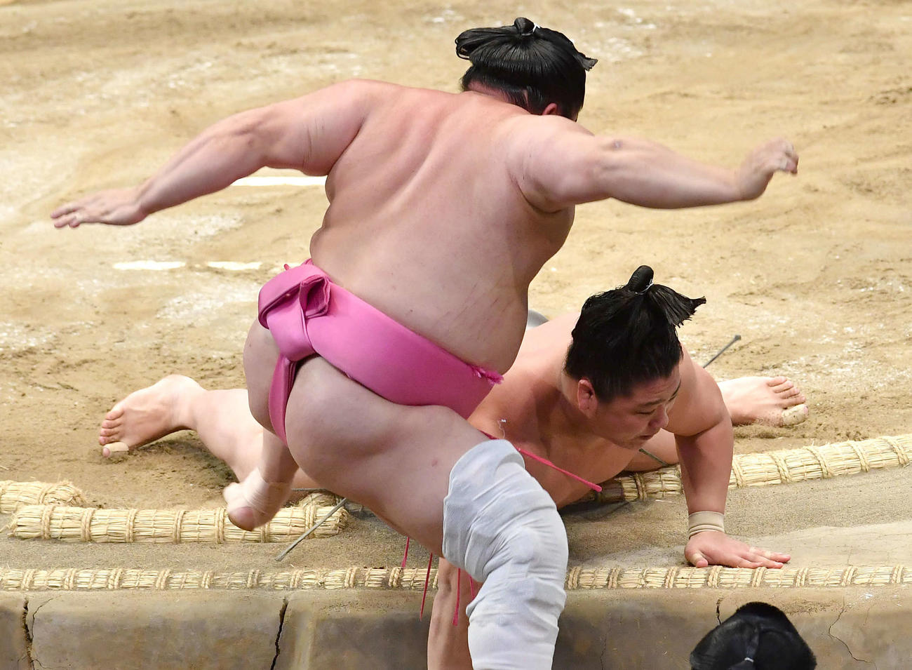 若隆景（右）は宇良を押し出しで破る（撮影・岩下翔太）