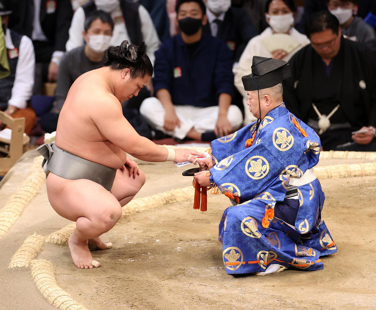 懸賞金を受け取る若隆景（撮影・鈴木正人）