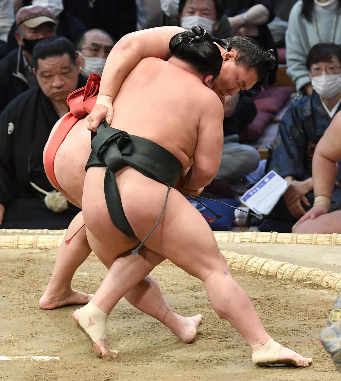 翠富士（右）をかわず掛けで破った豊昇龍（撮影・岩下翔太）