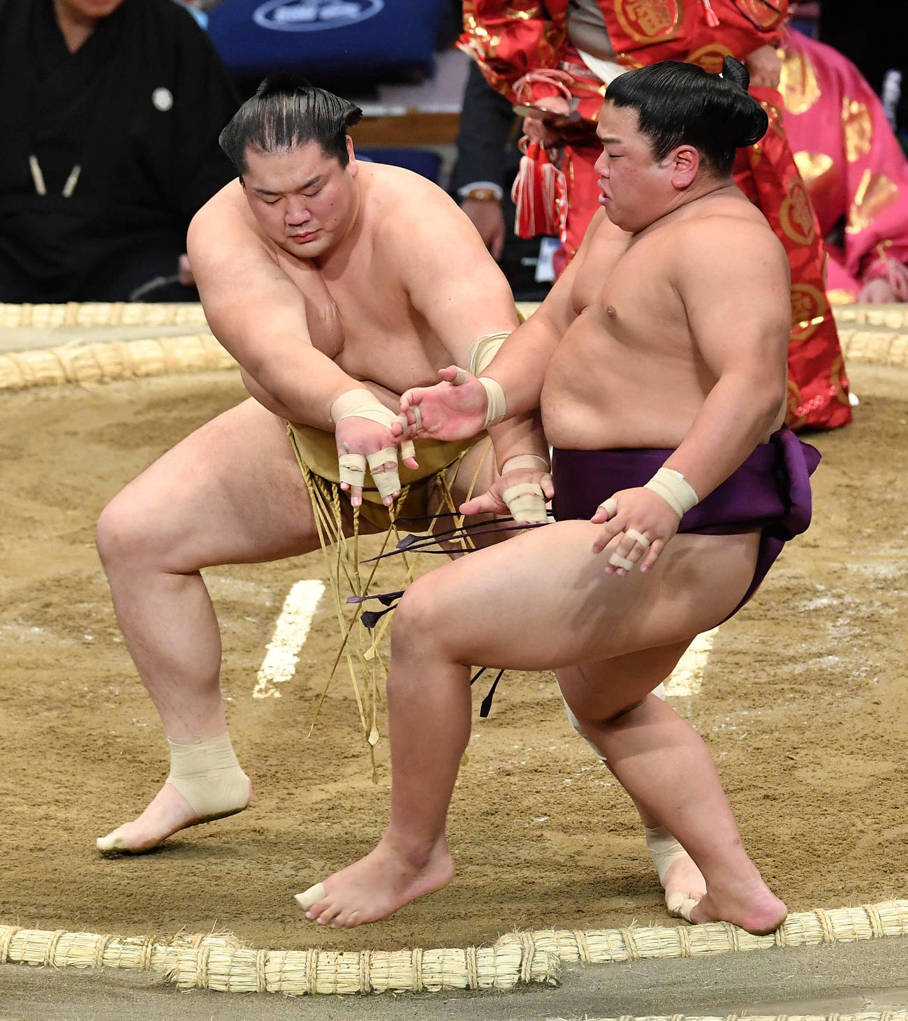 輝（左）は平戸海を突き出しで破る（撮影・岩下翔太）