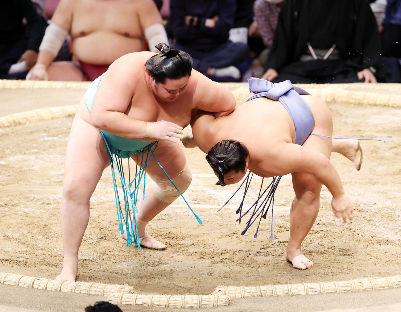 翔猿（右）を小手投げで破る琴ノ若（撮影・鈴木正人）