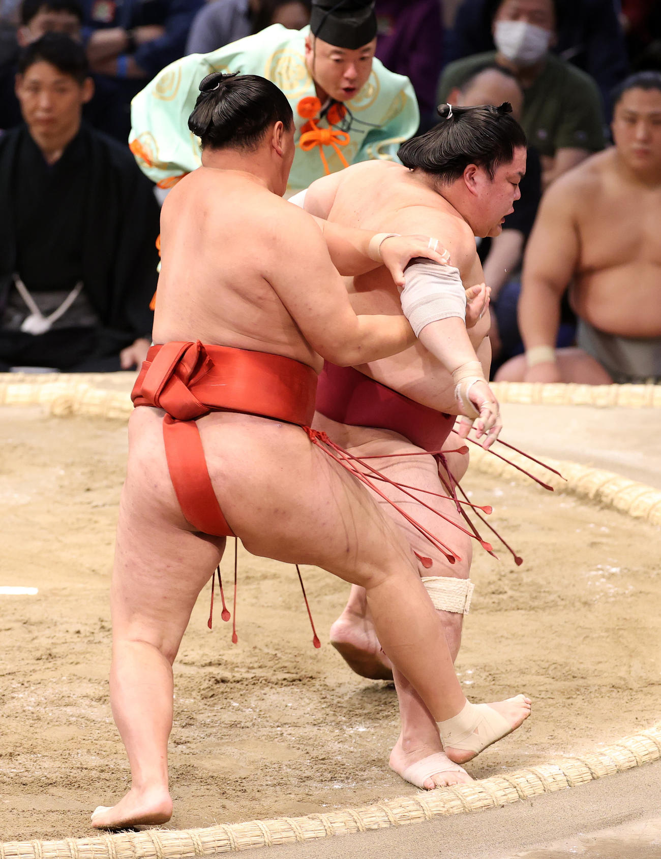 大栄翔（右）をとったりで破る豊昇龍（撮影・鈴木正人）
