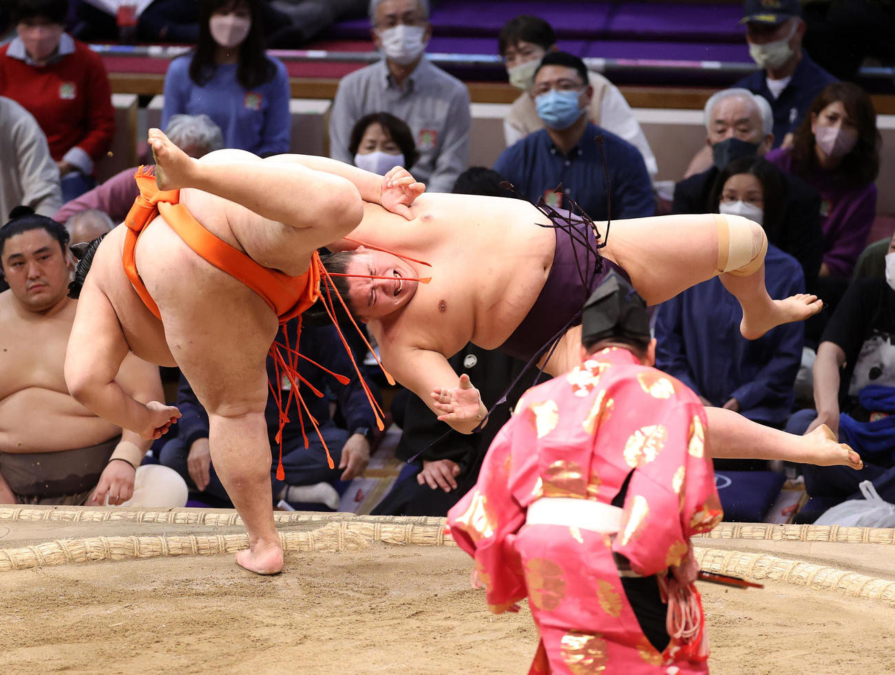一山本（右）を小手投げで破る水戸龍（撮影・鈴木正人）