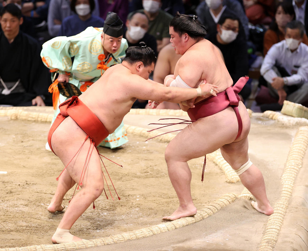 大栄翔（右）をとったりで破る豊昇龍（撮影・鈴木正人）