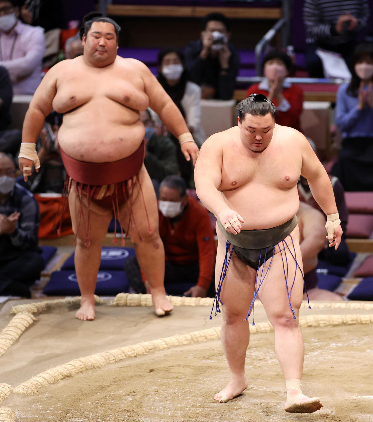 徳勝龍（左）を押し出しで破った朝乃山（撮影・鈴木正人）