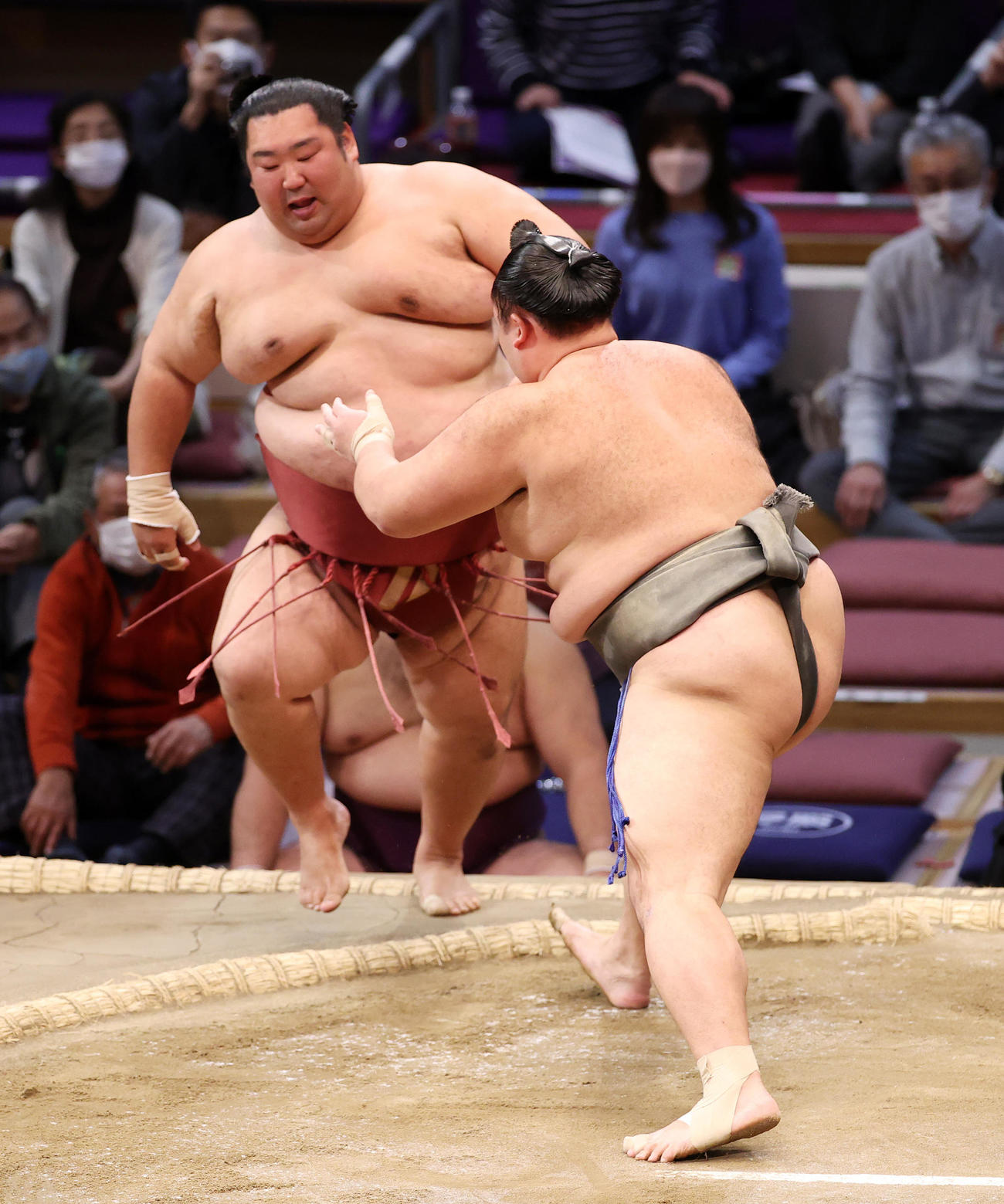 徳勝龍（左）を押し出しで破る朝乃山（撮影・鈴木正人）