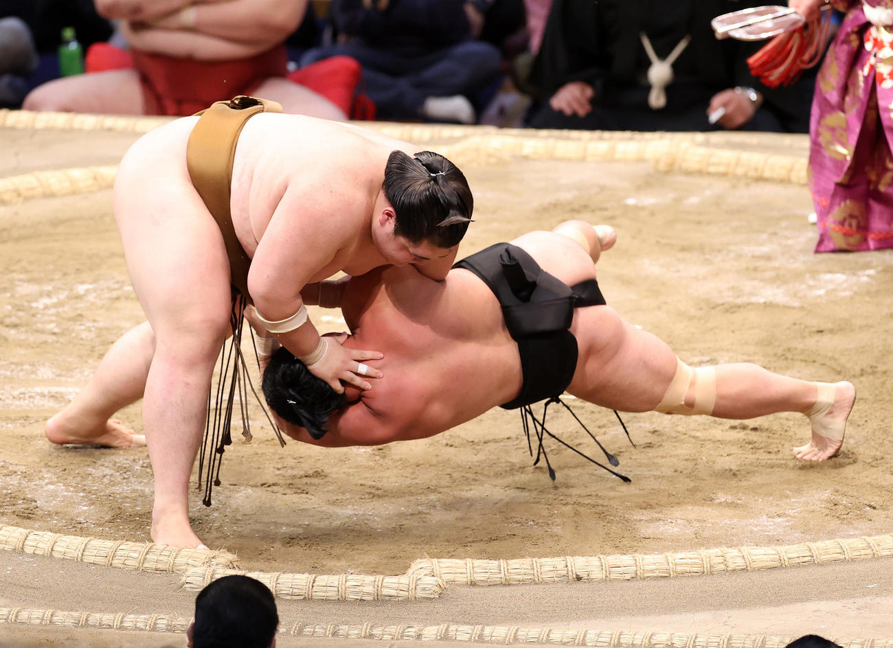 照強（右）を小手投げで破る王鵬（撮影・鈴木正人）