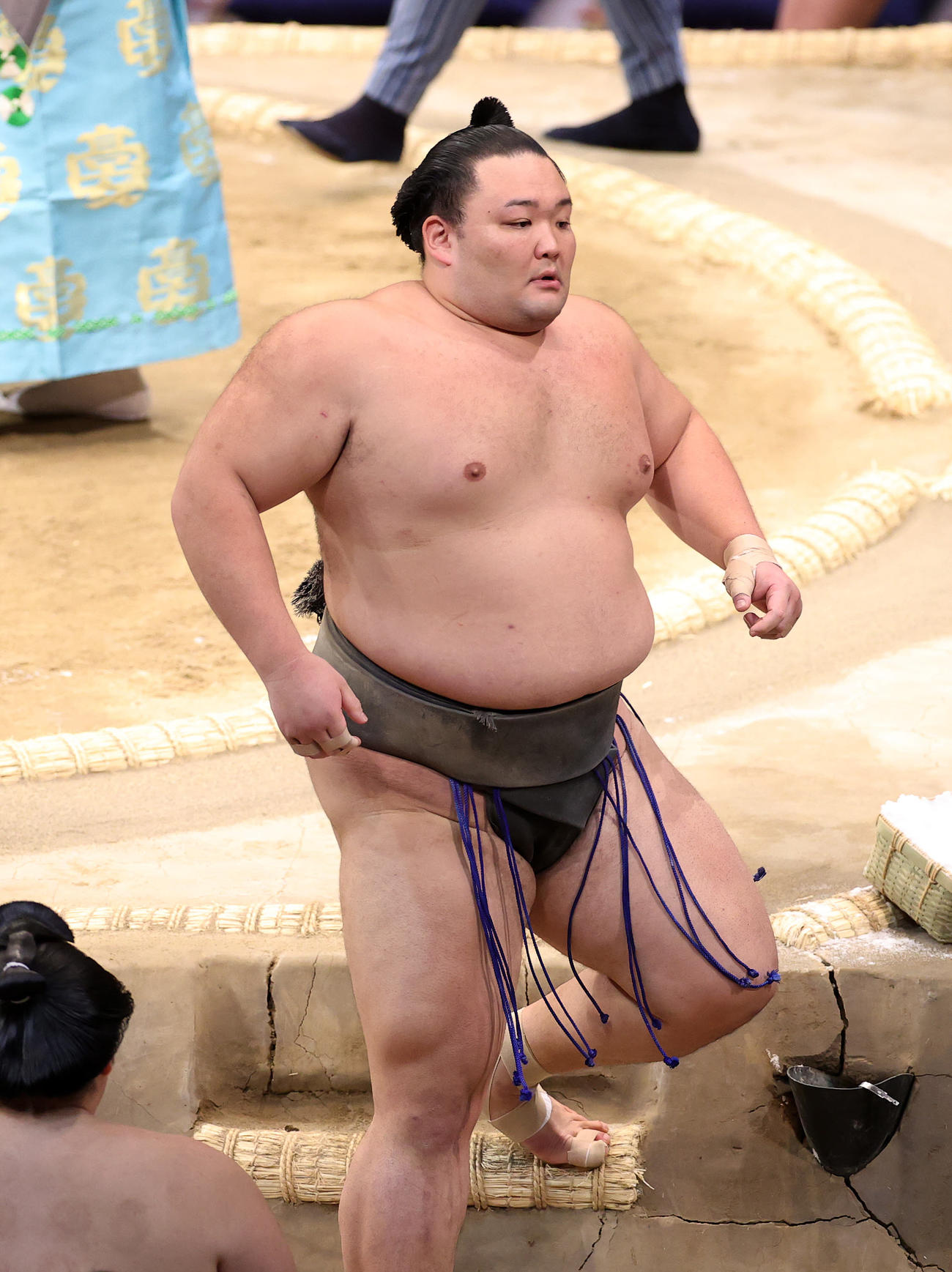 徳勝龍を押し出しで破り土俵を引き揚げる朝乃山（撮影・鈴木正人）