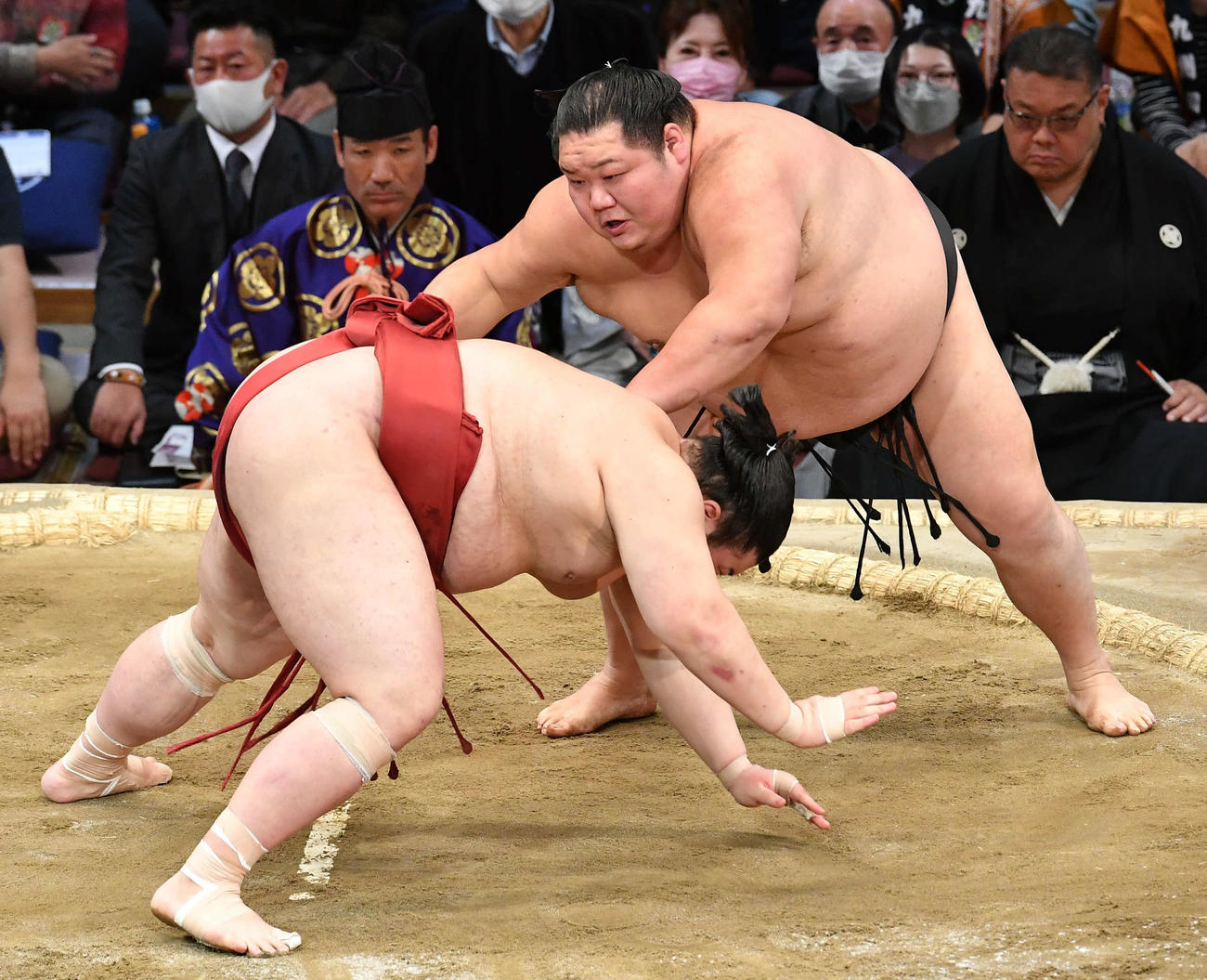 千代大龍（右）は熱海富士をはたき込みで破る（撮影・岩下翔太）