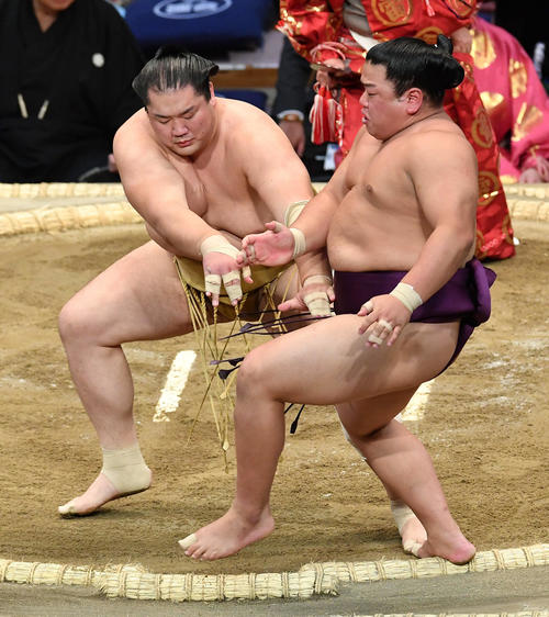 輝(左)は平戸海を突き出しで破る(撮影・岩下翔太)