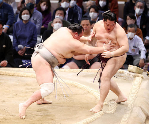 遠藤(右)を押し出しで破る北勝富士(撮影・鈴木正人)
