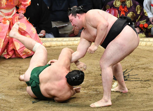 竜電(右)は佐田の海を下手出し投げで破る(撮影・岩下翔太)