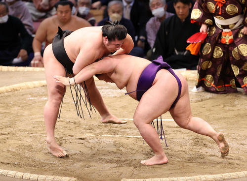 明生(左)をはたき込みで破る若元春(撮影・鈴木正人)