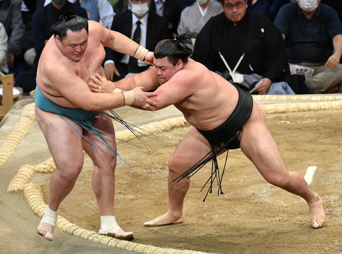 霧馬山(右)は玉鷲を突き出しで破る(撮影・岩下翔太)