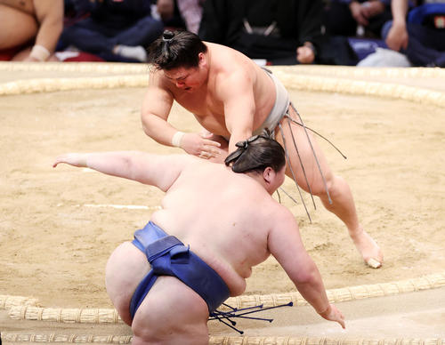 逸ノ城(手前)を下手投げで破る若隆景(撮影・鈴木正人)