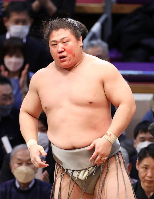 逸ノ城を下手投げで破った若隆景(撮影・鈴木正人)