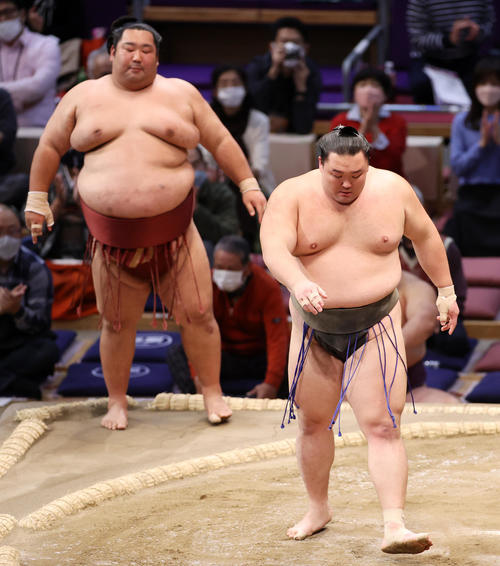徳勝龍(左)を押し出しで破った朝乃山(撮影・鈴木正人)