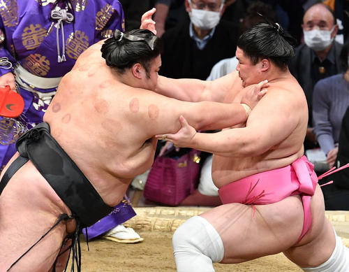 立ち合いから宇良(右)を激しく攻める貴景勝(撮影・岩下翔太)