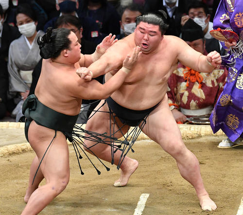 翠富士(左)を攻める正代(撮影・岩下翔太)