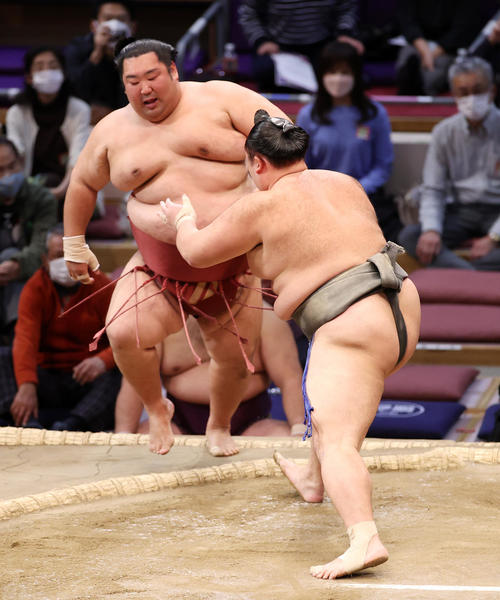徳勝龍(左)を押し出しで破る朝乃山(撮影・鈴木正人)