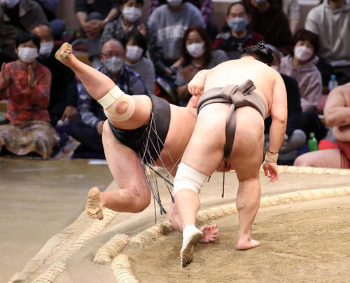 東龍(左)をすくい投げで破る隠岐の海(撮影・鈴木正人)