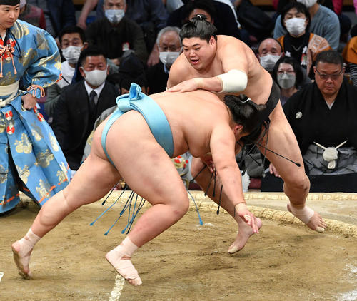 阿炎(右)は琴勝峰をはたき込みで破る(撮影・岩下翔太)