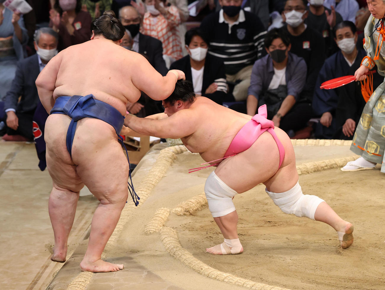大相撲九州場所8日目　押し出し逸ノ城を破るで宇良（右）（撮影・梅根麻紀）