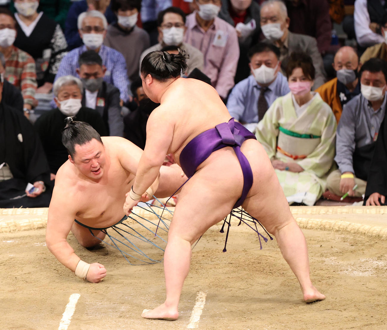 大相撲九州場所8日目　引き落としで玉鷲を破る明生（右）（撮影・梅根麻紀）