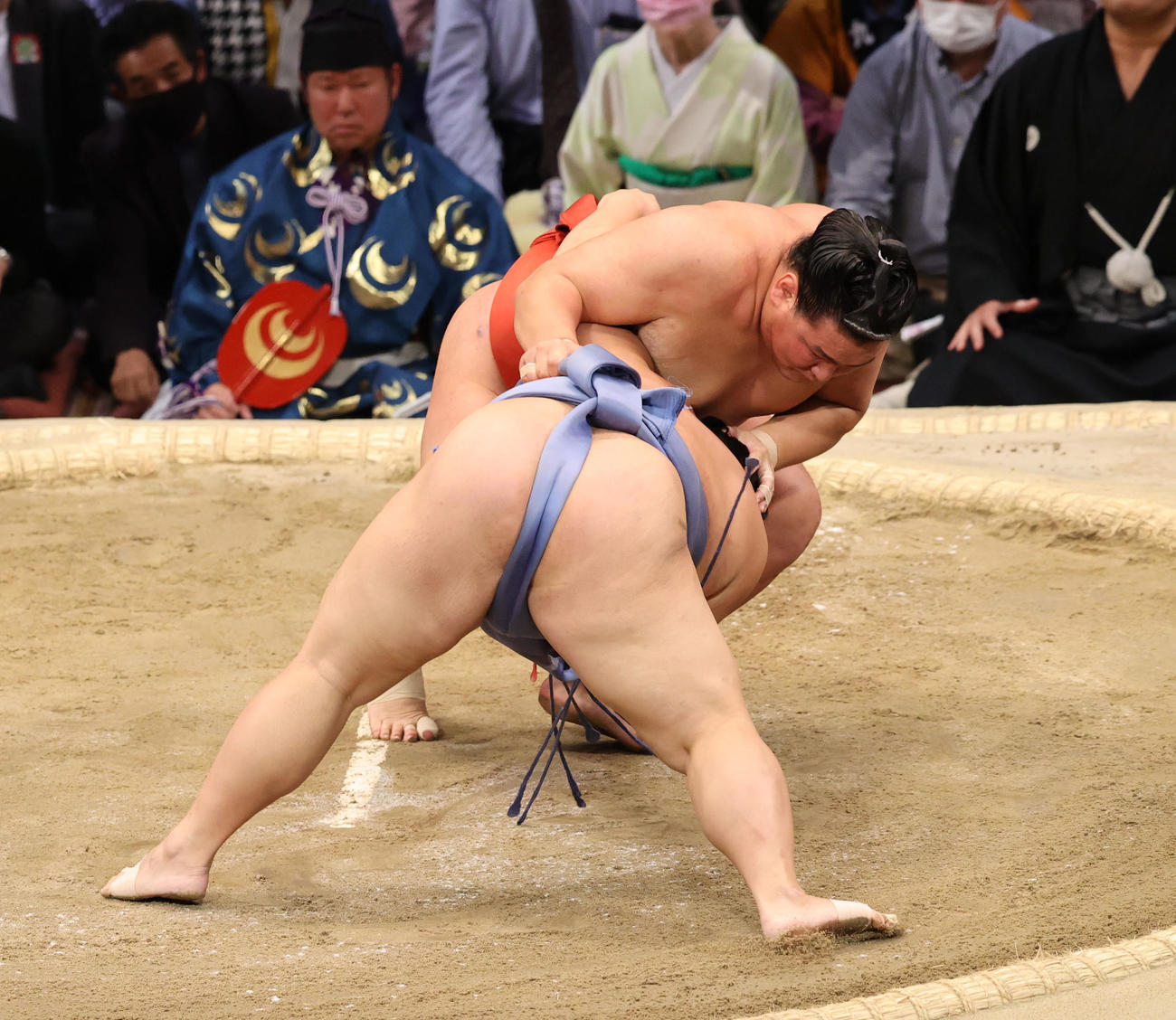 大相撲九州場所8日目　上手投げで翔猿を破る豊昇龍（撮影・梅根麻紀）