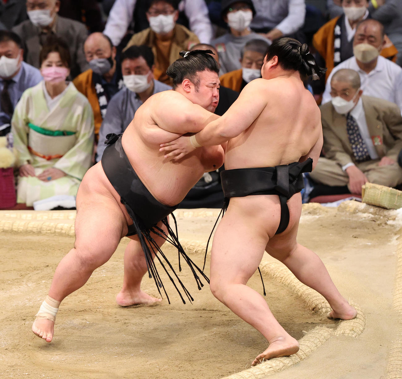 大相撲九州場所8日目　突き出しで若元春を破る貴景勝（左）（撮影・梅根麻紀）