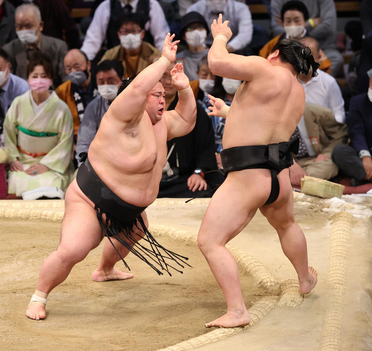 大相撲九州場所8日目　突き出しで若元春を破る貴景勝（左）（撮影・梅根麻紀）