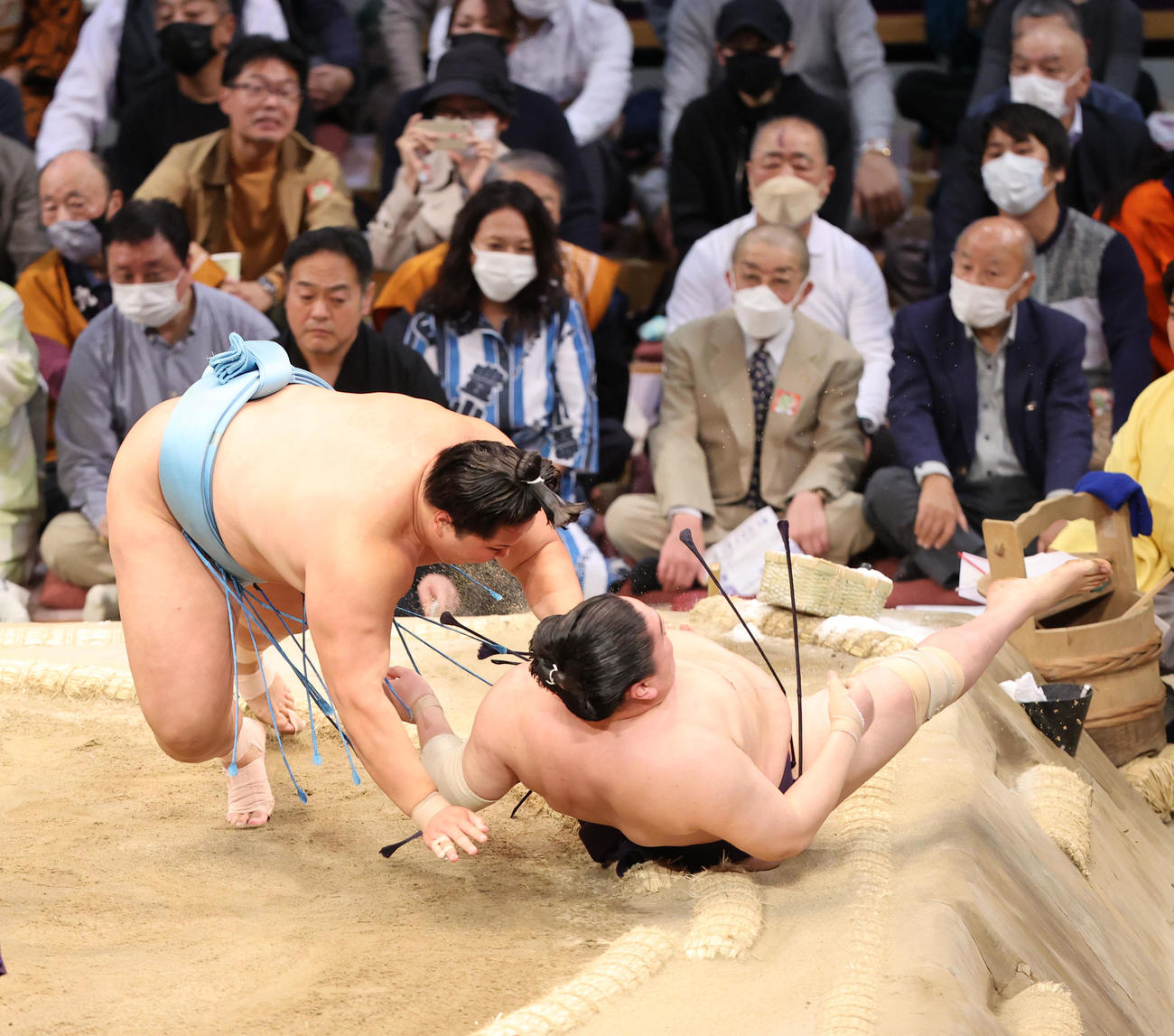 大相撲九州場所8日目　押し倒しで一山本を破る琴勝峰（左）（撮影・梅根麻紀）