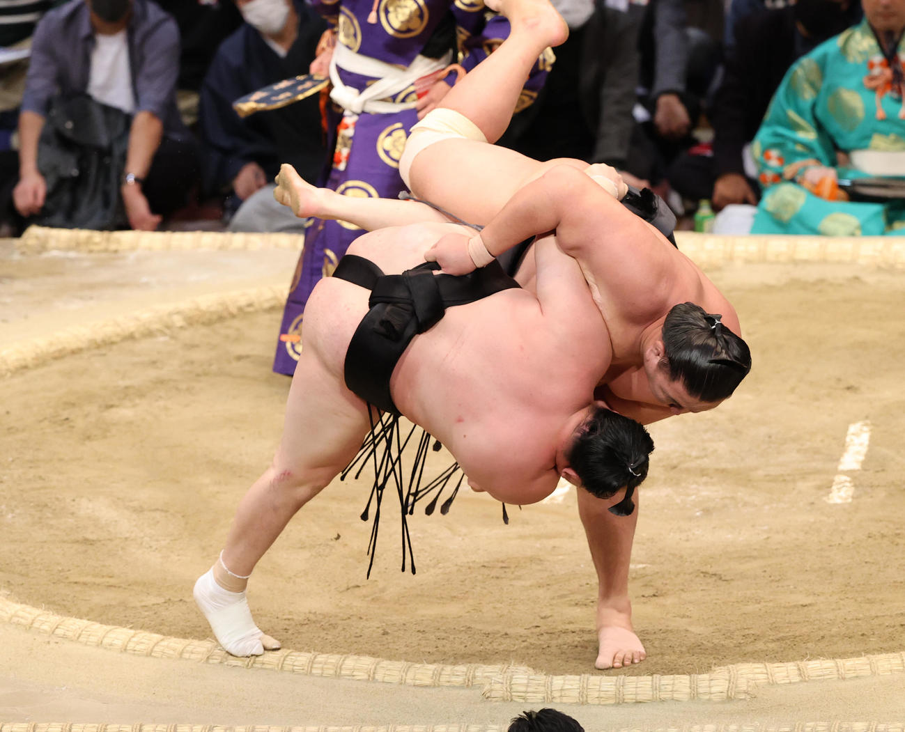 大相撲九州場所8日目　上手投げで千代翔馬を破る東龍（撮影・梅根麻紀）