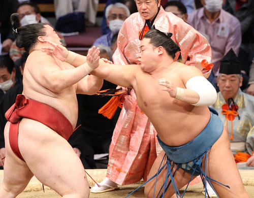 大相撲九州場所8日目 立ち合いで隆の勝を攻める錦富士(右)(撮影・梅根麻紀)