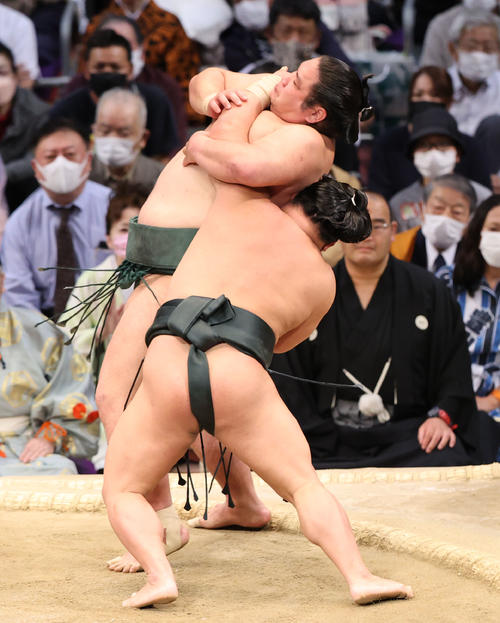 大相撲九州場所8日目 送り出しで錦木を破る翠富士(撮影・梅根麻紀)