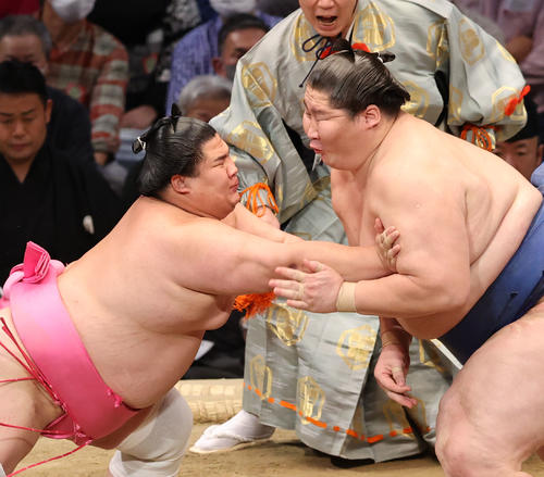 大相撲九州場所8日目 立ち合いで逸ノ城を果敢に攻める宇良(左)(撮影・梅根麻紀)