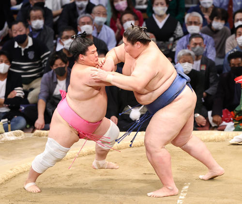 大相撲九州場所8日目 立ち合いで逸ノ城を果敢に攻める宇良(左)(撮影・梅根麻紀)