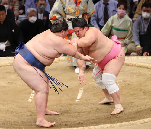 大相撲九州場所8日目 押し出し逸ノ城を破るで宇良(右)(撮影・梅根麻紀)