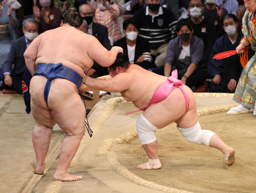大相撲九州場所8日目 押し出し逸ノ城を破るで宇良(右)(撮影・梅根麻紀)